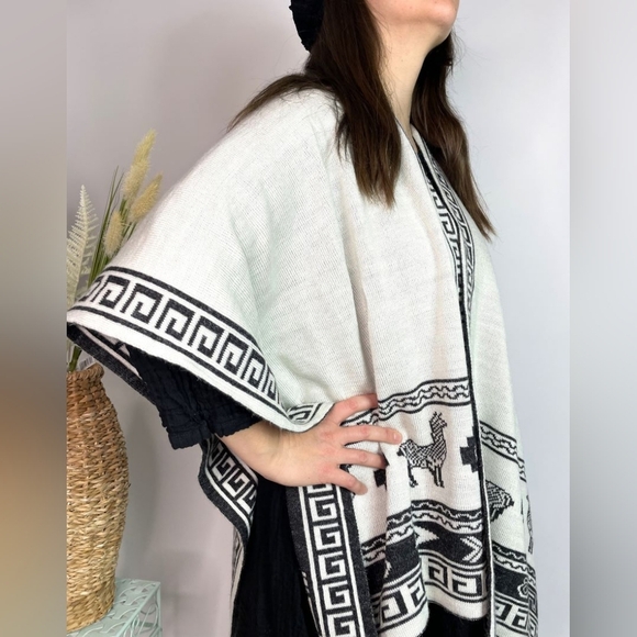 Alpaca Reversible Shawl - Women's Ruana Wrap - Black and White, Peru - Picture 2 of 6